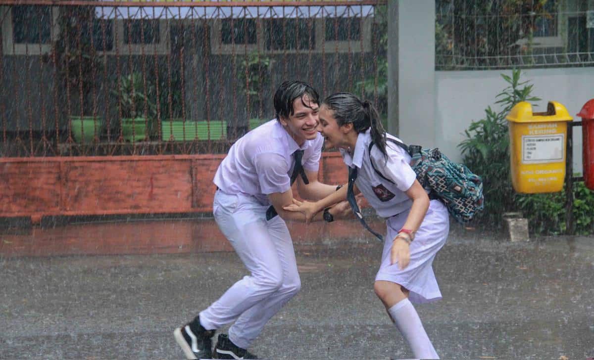 Adegan Romantis yang Akan Membuatmu Senyum-Senyum Sendiri