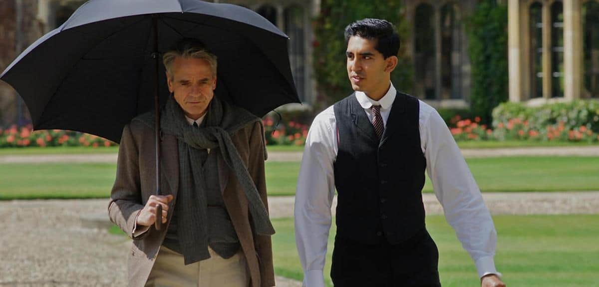 Dev Patel dan Jeremy Irons Bermain Gemilang