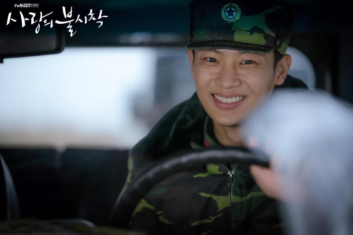 pemain crash landing on you_Lee Shin Young (Park Kwang Beom)