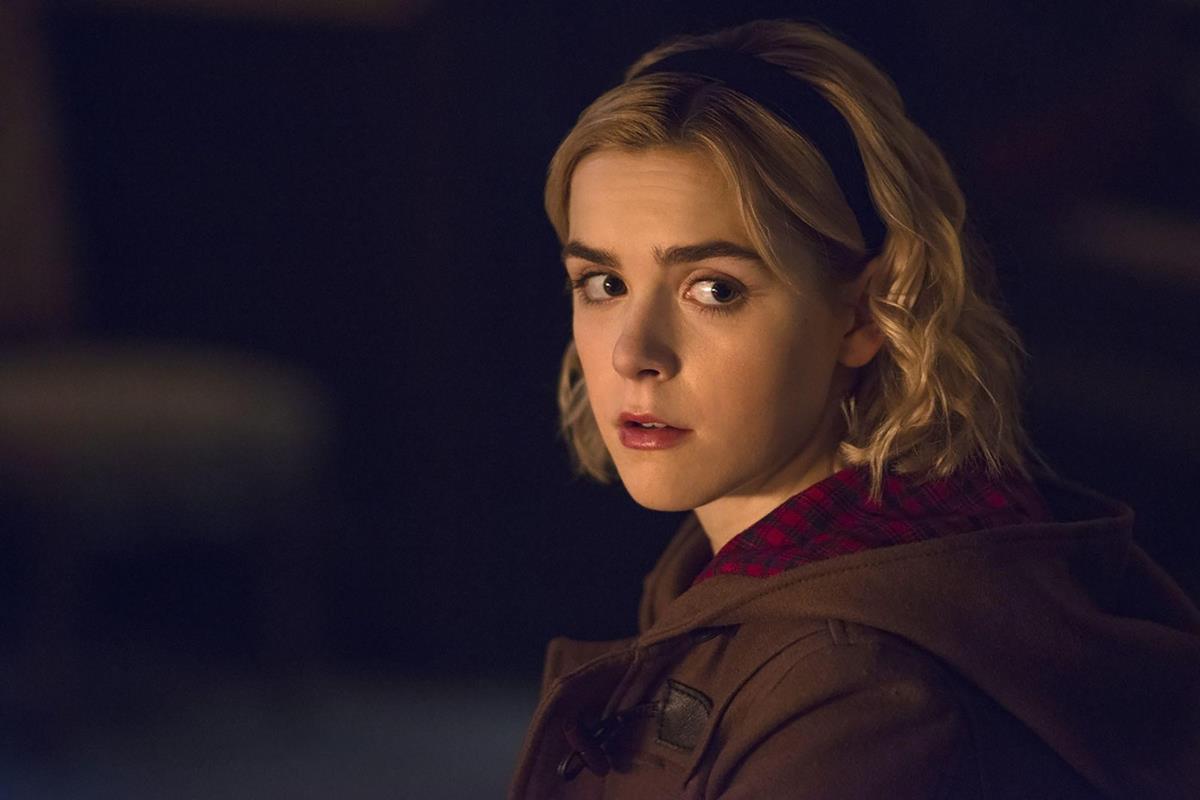 Penampilan Kiernan Shipka yang Apik
