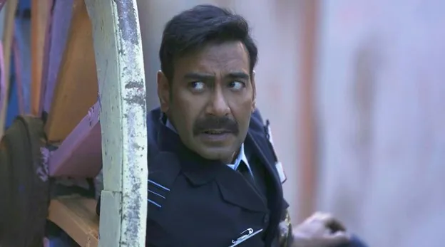 Ajay Devgan (Kapten Vijay Karnik)_