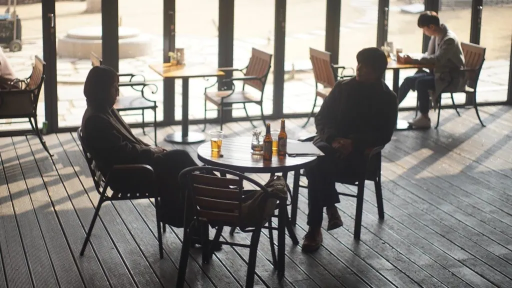 Berisi Banyak Dialog dengan Sinematografi Cantik