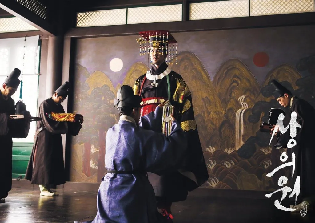 Latar Belakang Kehidupan Istana yang Dramatis