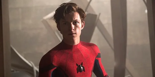 Tom Holland sebagai Peter Parker Spider-Man_