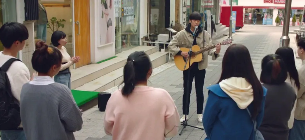 Lihat Penampilan Na In Woo Sebagai Penyanyi