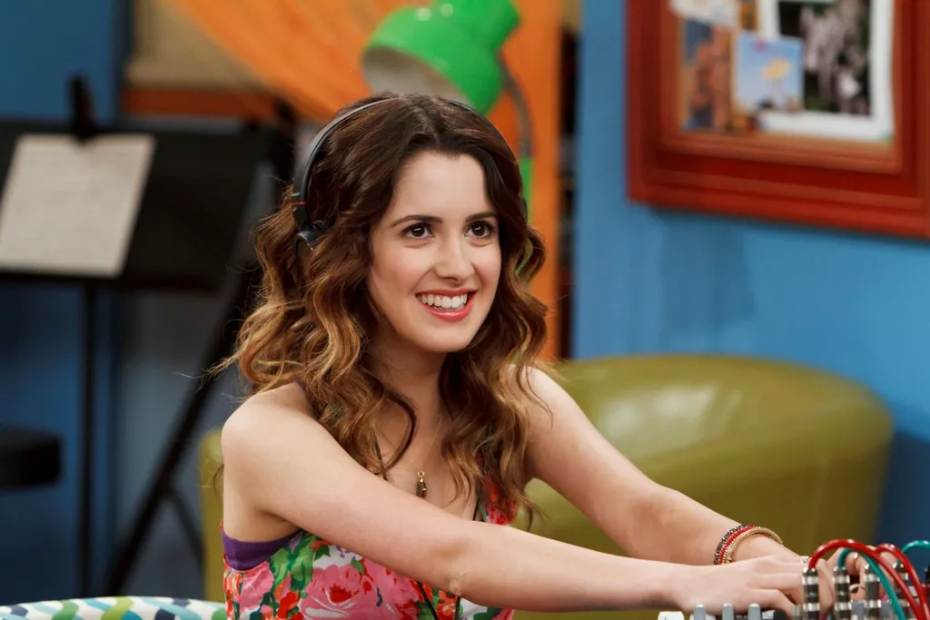 Laura Marano (Isabella “Izzy”)_