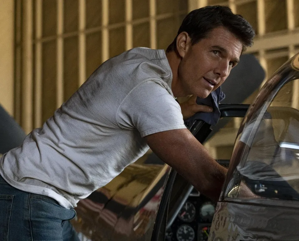  Captain Pete “Maverick” Mitchell (Tom Cruise)