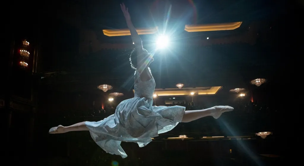 Dancing on Glass_Shot-Shot Indah dari Tarian Para Balerina_