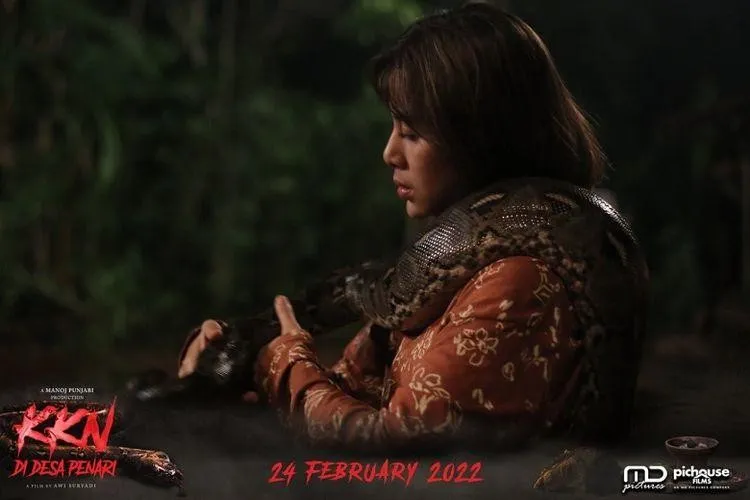 Syuting dengan 110 Ekor Ular Asli, Adinda Thomas Hampir Celaka