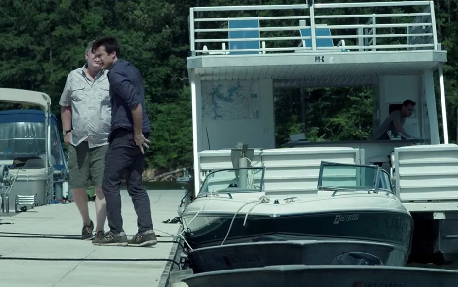 Jason Bateman Memakai Sneaker Favoritnya di Ozark