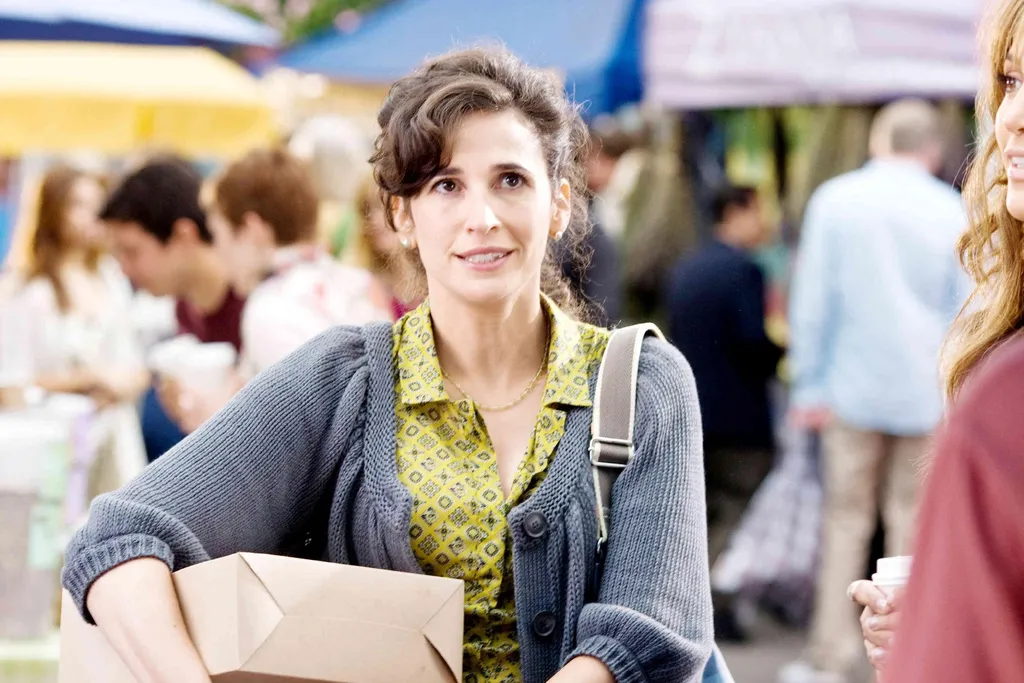 Mona/Sahabat Zoe (Michaela Watkins)