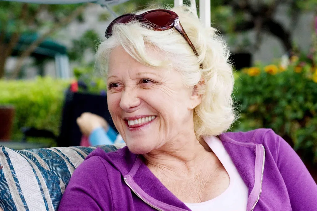 Nana/Nenek Zoe (Linda Lavin)