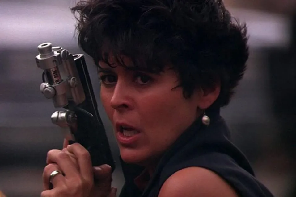 pemeran predator 2_Leona Cantrell (Maria Conchita Alonso)_