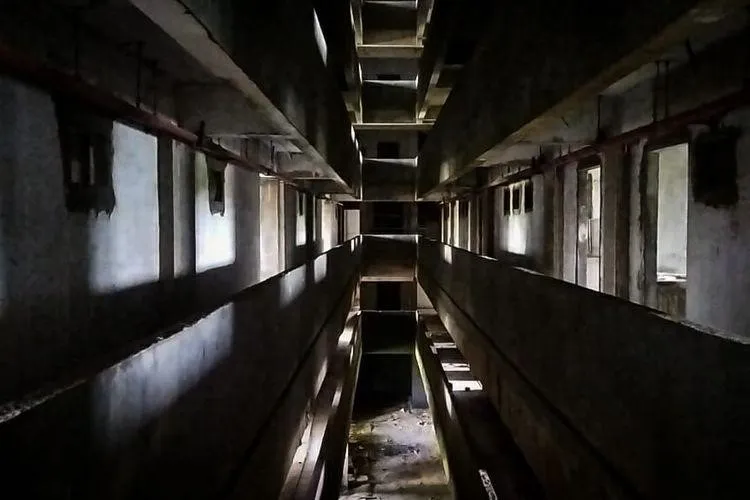 fakta rusun pengabdi setan 2_Ada Lantai Terlarang Untuk Dimasuki_