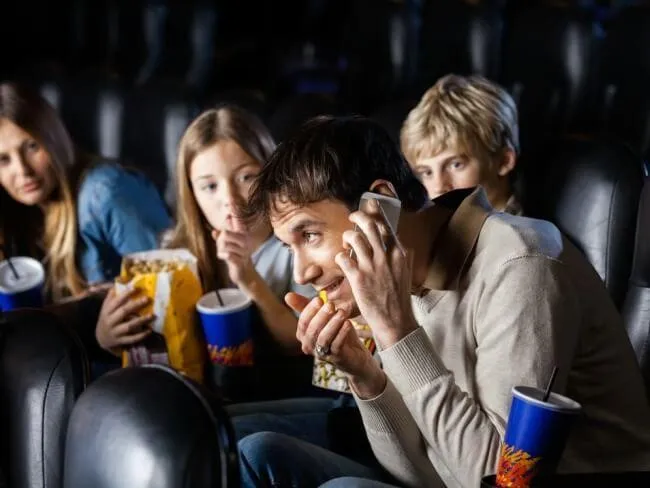 cara menonton di bioskop_Penting! Etika Saat Nonton yang Wajib Dipatuhi_